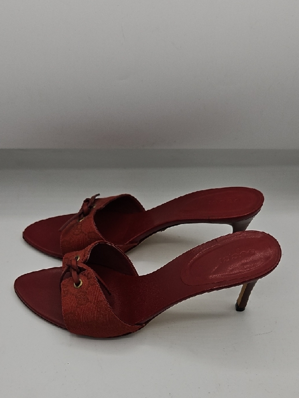 Gucci Red Leather Knot Slide Heels with Gold-Tone Detail - Picture 9 of 17